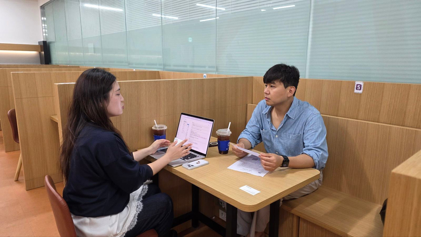 SNS 운영자 인터뷰 현장